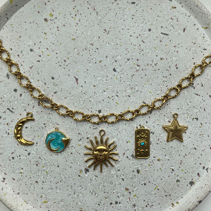 Gouden bedelketting met blauwe accenten en centraal een sierlijke gouden zon | Zafia Jewellery