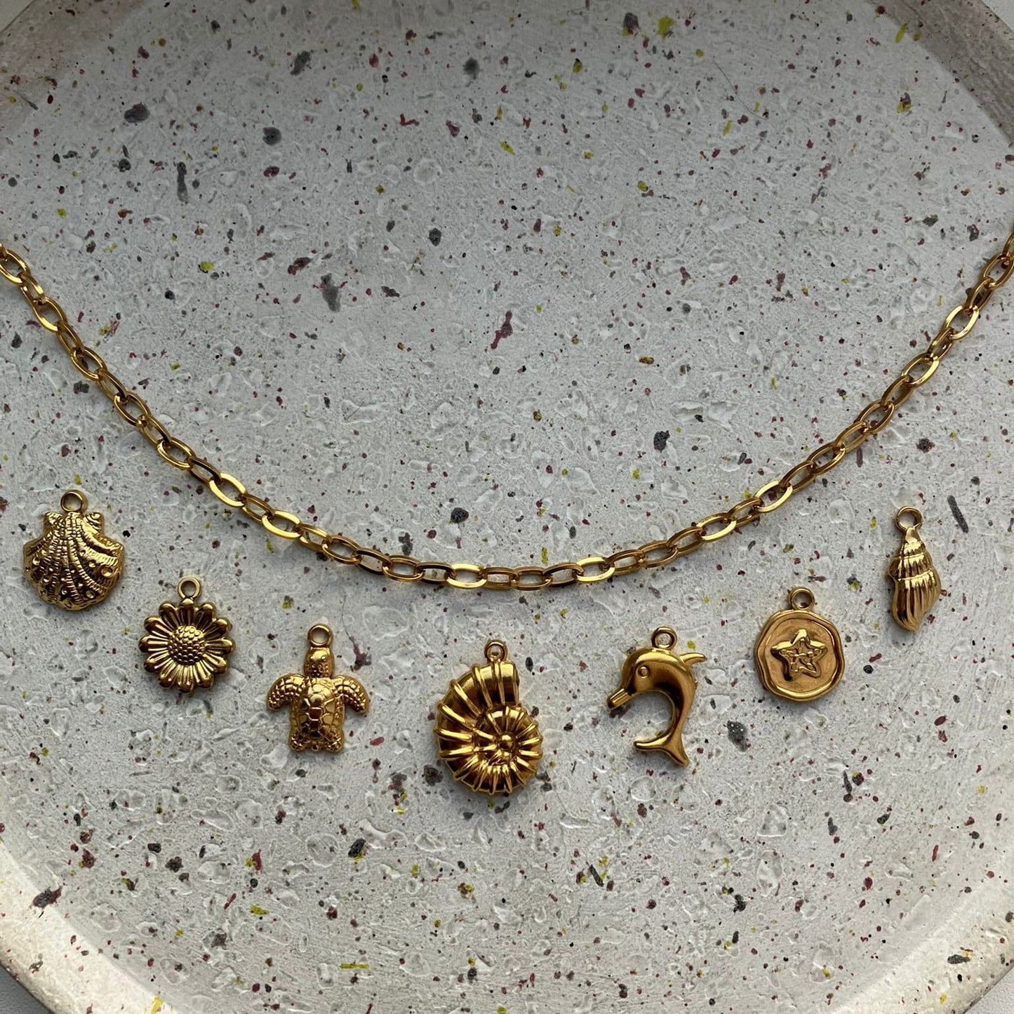 Zomerse goudkleurige bedels met schelp, schildpad, dolfijn en bloem – perfect voor een strand vibe bedelketting van Zafia Jewellery