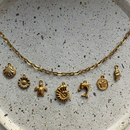 Zomerse goudkleurige bedels met schelp, schildpad, dolfijn en bloem – perfect voor een strand vibe bedelketting van Zafia Jewellery
