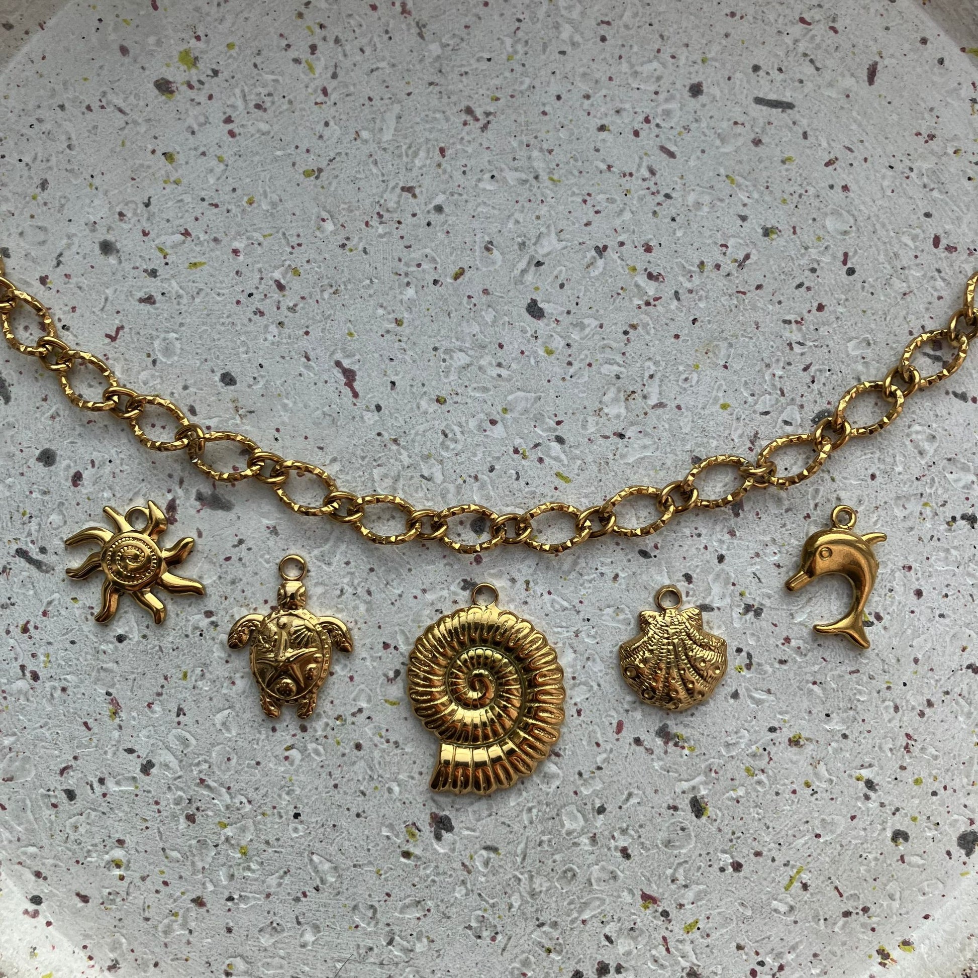 Gouden bedelketting met bedels: zonnetje, schildpad, schelp en dolfijn | Zafia Jewellery