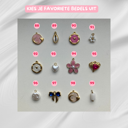 Kies je favoriete bedel om je eigen bedelketting samen te stellen bij Zafia Jewellery, zoals een roze bloem bedel, een strikjes bedel, of een maan bedel.