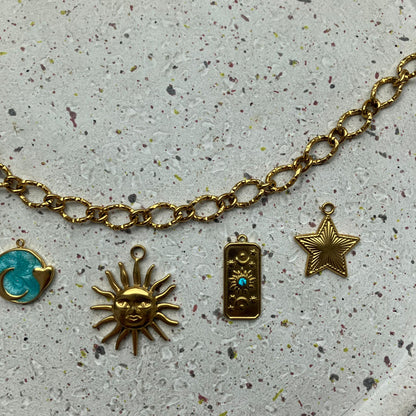 Gouden bedelketting met blauwe accenten en centraal een sierlijke gouden zon | Zafia Jewellery